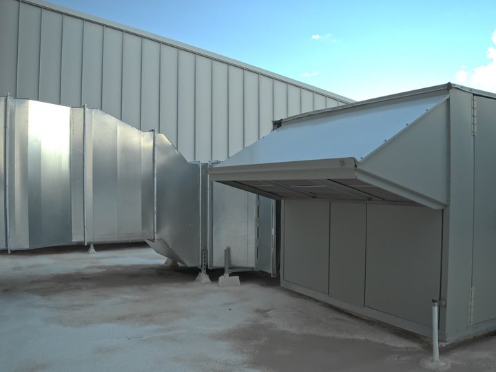 Large rooftop air handler with supply and return ductwork